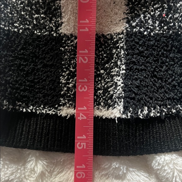 OLD NAVY Black and White Checkered Dog or Cat Sweater
Size: MEDIUM - Picture 7 of 16